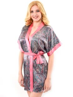 Кокетливый короткий халат-кимоно